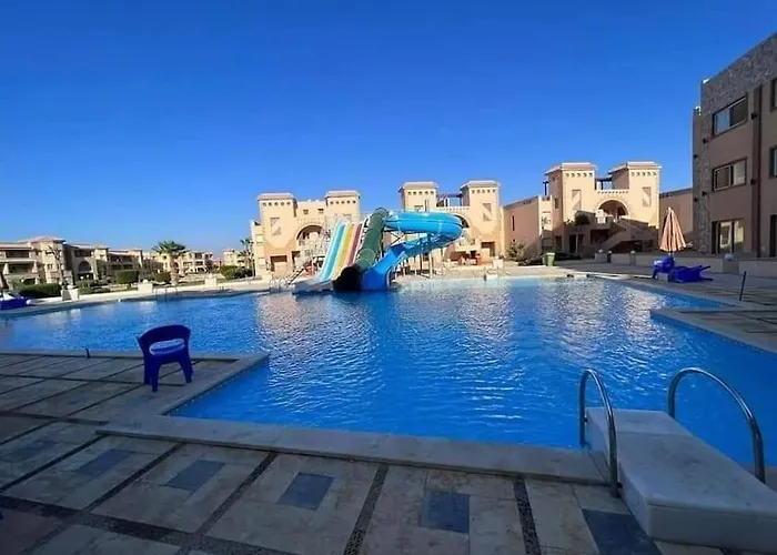 Alpesi faház قرية لالونا العين السخنة اكوا بارك مارينا صيد للعائلات Laluna Ain Sokhna Aqua Park Marina Fishing Families *